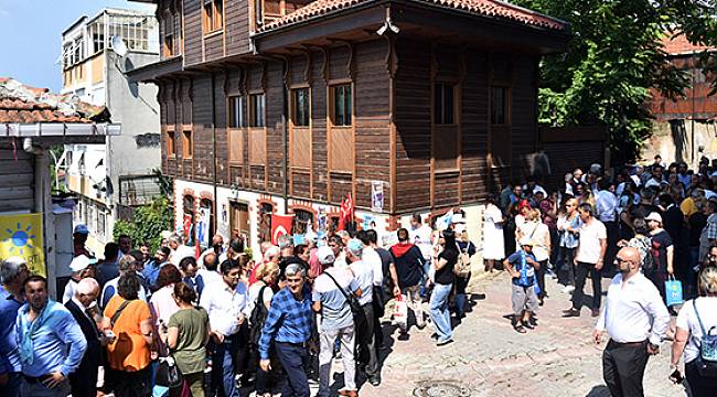 Akşener'in evinin önünde bekleyiş sürüyor; 'dön' çağrısı yapılacak