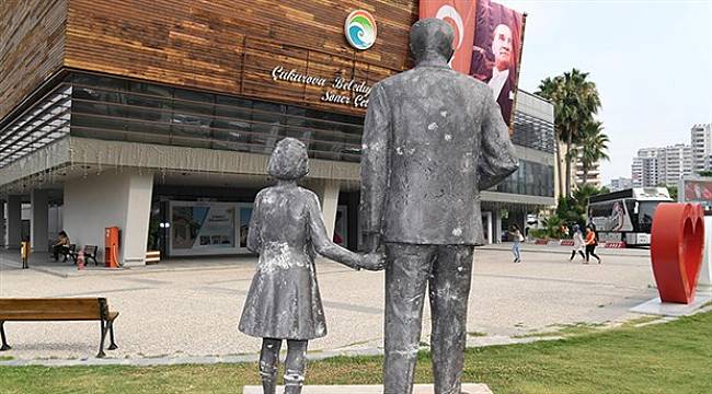 Atatürk büstüne satırlı saldırı