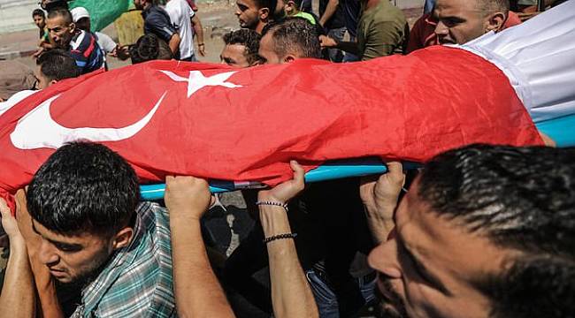 Filistinli şehidin üzerinde Türk bayrağı detayı
