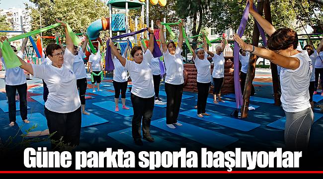 Güne parkta sporla başlıyorlar