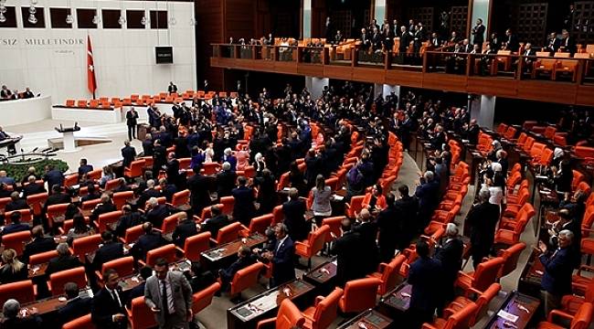 Kılıçdaroğlu ve Bahçeli salondan çıkmayınca CHP ve MHP'liler 10.5 saatlik yemin törenini tam kadro izledi