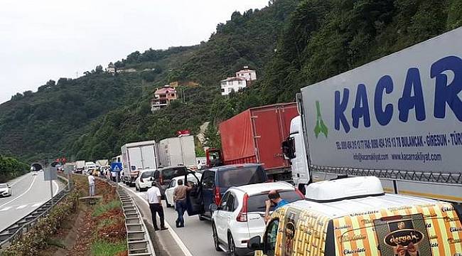 LPG yüklü tanker duvara çarptı, Karadeniz Sahil Yolu trafiğe kapatıldı