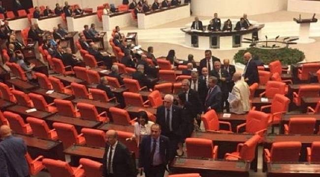 Süleyman Soylu yemin ederken CHP'li vekiller salonu terk etti