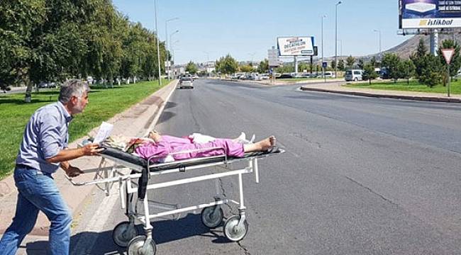 Ambulans verilmediğini iddia ettiği hastasını, sedyeyle götürmeye çalıştı