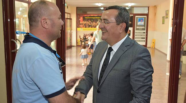 Başkan Batur partililer ve Belediye personeliyle bayramlaştı