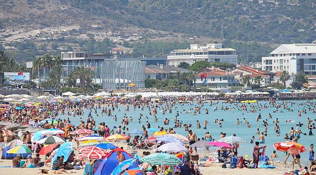 Çeşme nüfusu bayramda 30 katına çıktı