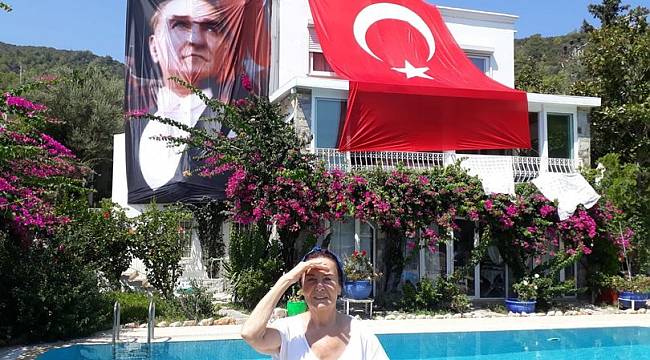 Fatma Girik evine Atatürk posteri astı