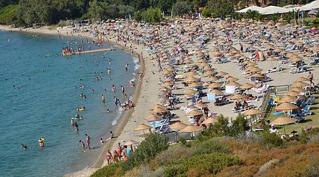 Foça'da günde 1 milyon tatilci ağırlanıyor