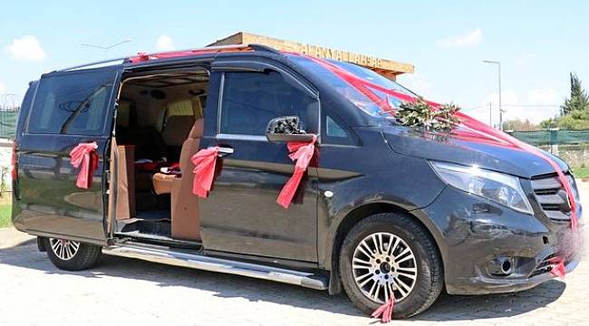 Gelin arabası süsü verilen araçta 11 düzensiz göçmen yakalandı