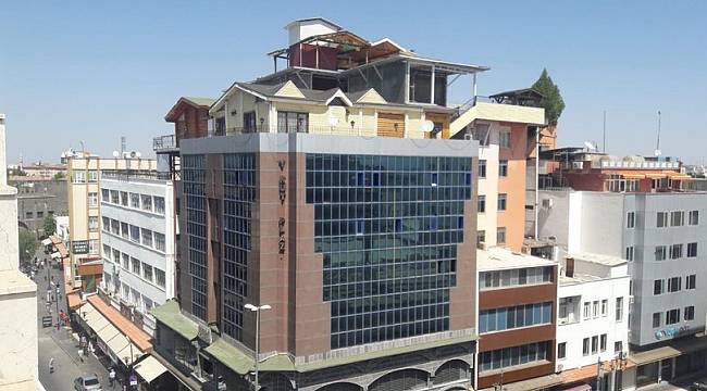 Görenler inanamadı! Plaza çatısına villa...