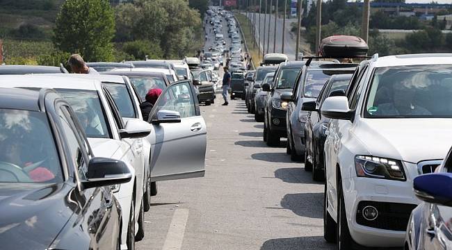 Gurbetçilerin dönüş çilesi! Kuyruk tam 6 kilometre