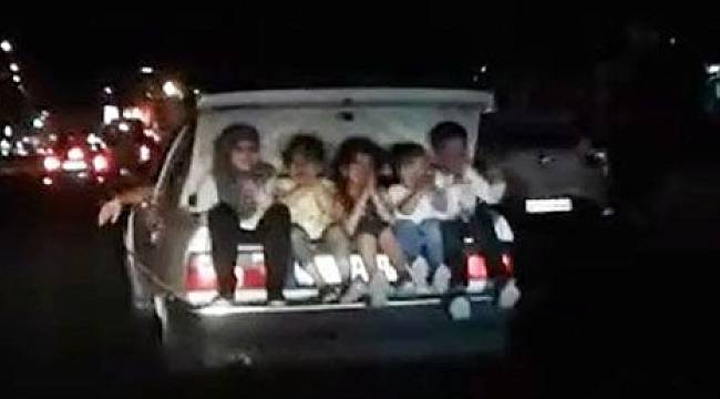 Hareket halindeki otomobilin bagajında 5 çocuk