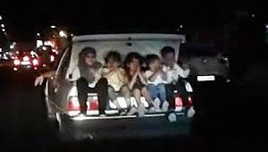 Hareket halindeki otomobilin bagajında 5 çocuk