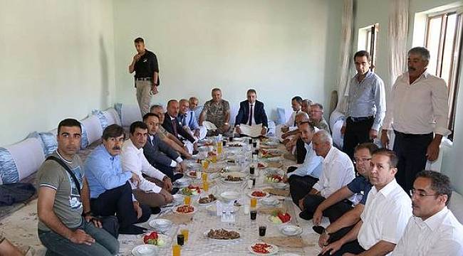 İran sınırındaki köylüler, ilk kez vali gördü