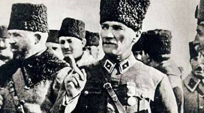 İyi Partili Özdağ'dan TSK'ya: Atatürksüz Büyük Zafer, aferin size!
