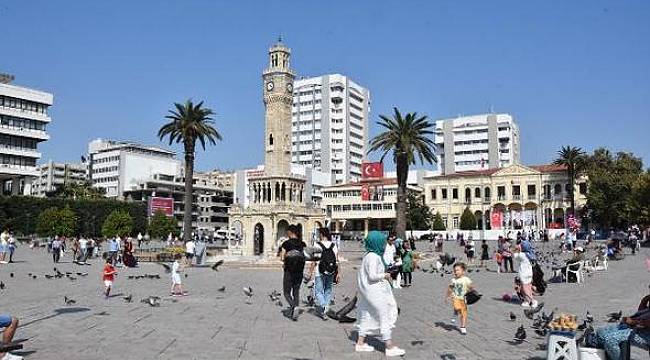 İzmir'de kalanlar Kordon'un tadını çıkardı