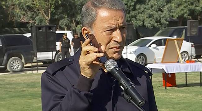 Milli Savunma Bakanı Akar, Cumhurbaşkanı'nın bayram mesajını görevli askerlere iPhone'dan dinletti