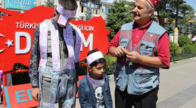 Oğlunun belden aşağısına dolar, belden yukarısına Türk Lirası yapıştırarak ABD'yi protesto etti!