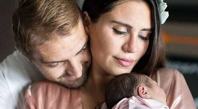 Şükran Ovalı-Caner Erkin çifti bebeklerinin fotoğrafını paylaştı