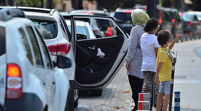 Tatilciler dönüşe geçti; Çanakkale'de uzun feribot kuyrukları oluştu