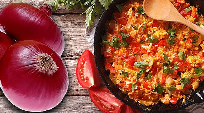 Vedat Milor, ‘en büyük gastronomik problemimiz'e nokta koyuyor: Menemen soğanlı mı olur soğansız mı?