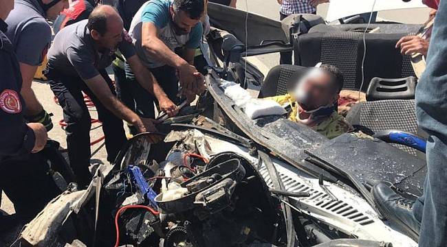 Arıza yapan kamyona çarpan otomobildeki 2 kişi yaralandı
