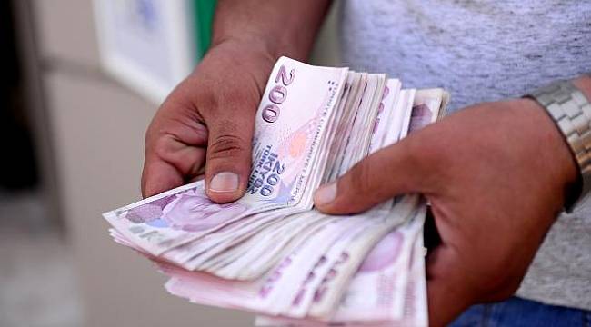 ATM'de bulduğu 7 bin 800 lirayı sahibine teslim etti