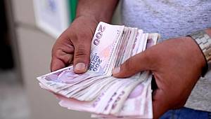 ATM'de bulduğu 7 bin 800 lirayı sahibine teslim etti