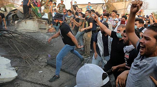 Basra'da sokak gösterileri! Belediye binası ateşe verildi...