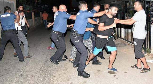 Bekçi ve polis araya girdi! Mahallede biber gazlı müdahale...