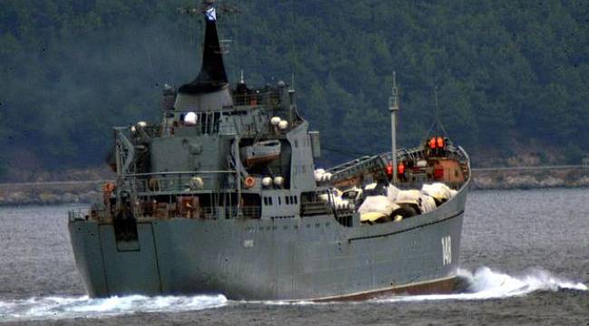 Çanakkale Boğazı'ndan geçen Rus savaş gemisindeki malzemeler dikkat çekti