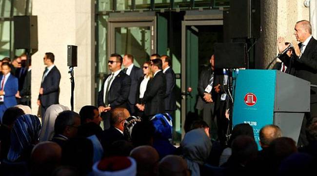 Cumhurbaşkanı Erdoğan'ın Almanya'da katıldığı cami açılışında kırmızı buton detayı