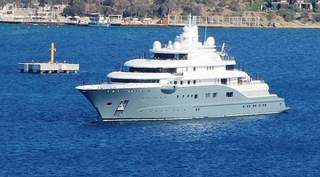 Dubai şeyhinin dev yatı limana sığmadı