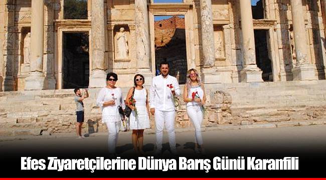 Efes Ziyaretçilerine Dünya Barış Günü Karanfili