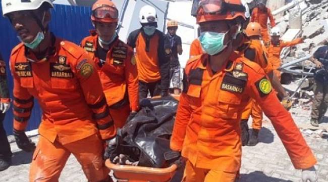 Endonezya'daki deprem ve tsunamide can kaybı 800'ü aştı