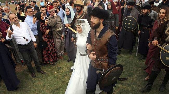 Eski bakan Recep Akdağ'ın oğlu 'Kayı Düğünü' ile evlendi