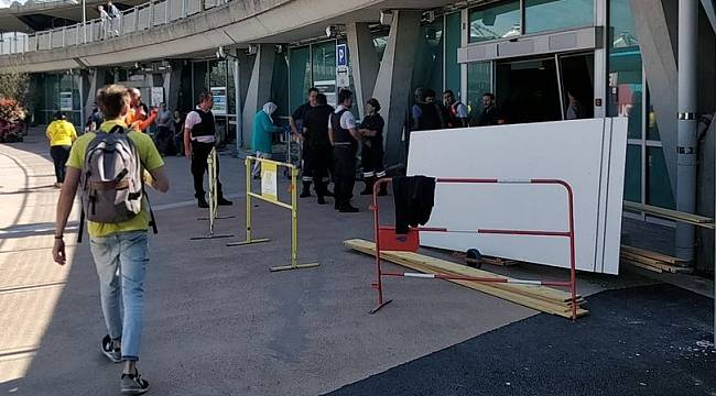 Fransa'da panik: Araç havalimanı pistine girdi!