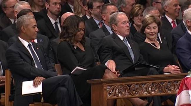 George W. Bush, McCain'in cenaze töreninde Michelle Obama'ya ne verdi?
