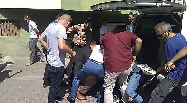 Gözaltına alınacağını anlayınca satırla intihara kalkıştı
