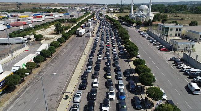 Gurbetçi ve TIR kuyruğu Kapıkule'den Avrupa'ya çıkışı kilitledi