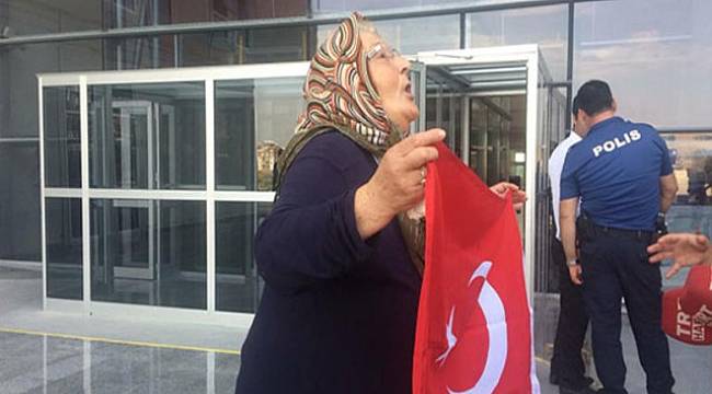 Hainleri görünce yüzlerine tükürdü
