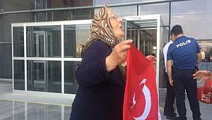 Hainleri görünce yüzlerine tükürdü