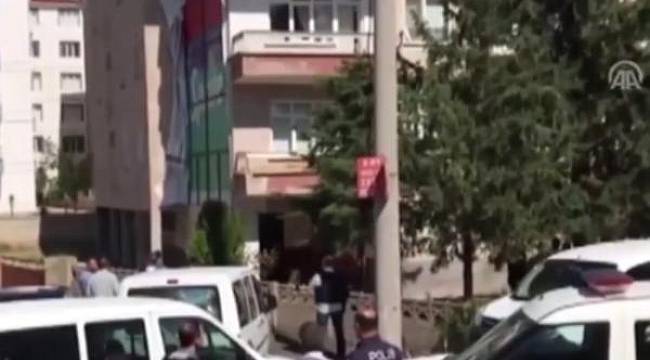 Hırsızlık için girdiği evdeki kadını rehin aldı