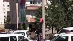 Hırsızlık için girdiği evdeki kadını rehin aldı