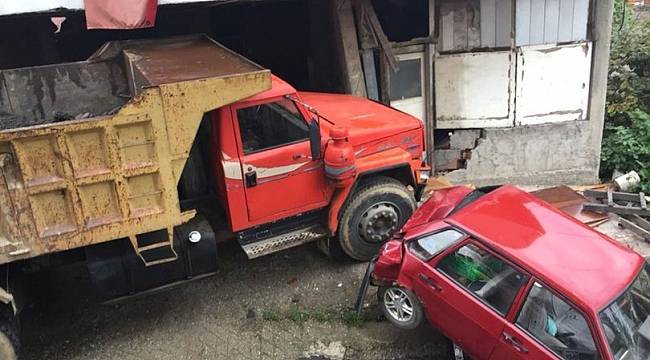 İki araca ve bir eve çarparak durabildi