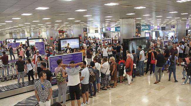 İstanbul ve Antalya'nın hava yolcusu, Türkiye nüfusunu geçti