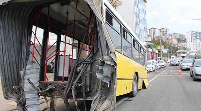 Körüklü otobüs seyir halinde ikiye bölündü!
