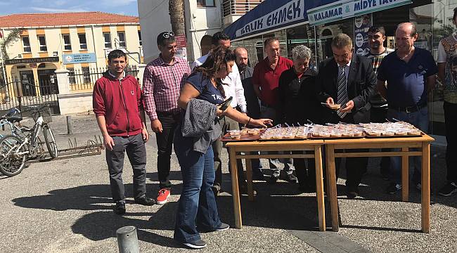 Miliyetçi Hareket Partisi Foça teşkilatı aşure dağıttı