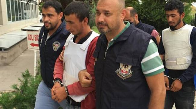 Teröristler tarlada çalışırken yakalandı!