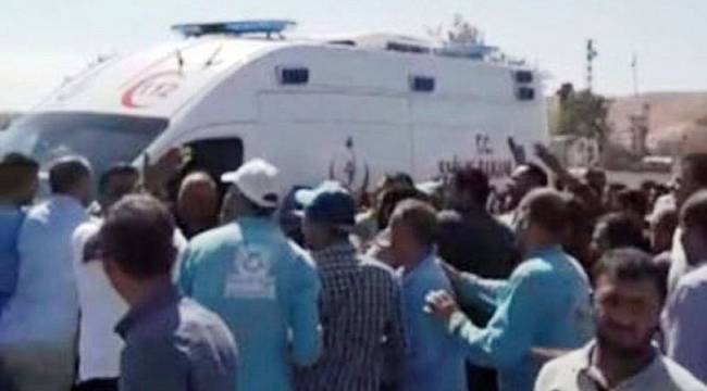 Traktörden düşerek ölen işçinin arkadaşları acil servis ekiplerine saldırdı
